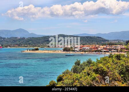 Sidari sull'isola di Corfù, Grecia. Paesaggio urbano e spiaggia. Foto Stock