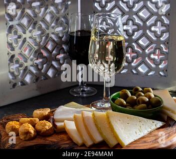 Degustazione di vino di finsherry andaluso fortificato con tapas tradizionali spagnole, olive verdi, formaggio di capra e pecora manchego Foto Stock