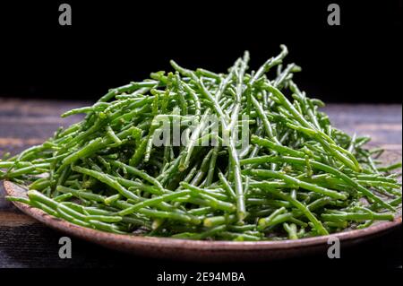 Gustosi piatti di mare vegetariani, salicornia verde cruda fresca o glasswort, alghe da vicino Foto Stock