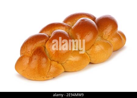 Pane fresco intrecciato all'uovo. Vista laterale isolata su sfondo bianco. Foto Stock