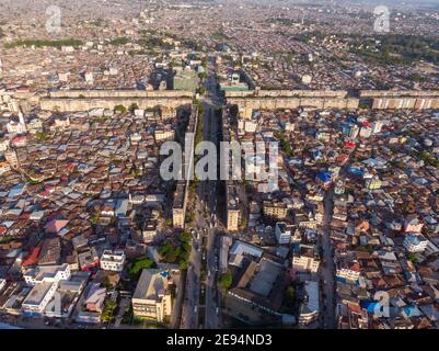 Foto aerea della Casa Croce muro in pietra, la capitale di Zanzibar, Tanzania. Sunset Time Coastal City in Africa Foto Stock