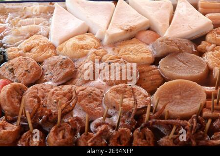 Cucina giapponese - oden cibo in brodo di soia. Tipico cibo invernale in Giappone con salsicce, gnocchi, tofu e daikon. Foto Stock