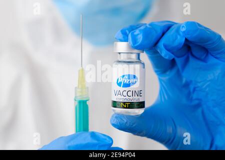 Pfizer e Biontech vaccino e siringa monouso per iniezione nelle mani dei medici. Prevention of Coronavirus, Sars-COV-2, Covid-19, gennaio 2021, San Foto Stock