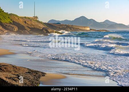 Devil's Beach a Ipanema Rio de Janeiro deserta all'alba con le montagne sullo sfondo Foto Stock