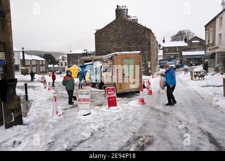 Settle, North Yorkshire, Regno Unito. 2 febbraio 2021. Dimensioni ridotte del mercato settimanale come risultato di una notte di neve pesante. Il mercato del martedì è già stato ridimensionato a causa delle restrizioni Covid-19, ma il maltempo ha ulteriormente ridotto le bancarelle di mercato presenti. Credit: John Bentley/Alamy Live News Foto Stock