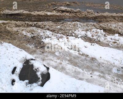 La neve sporca è scopata a Varsavia, Polonia. Problema di manutenzione stradale invernale. Foto Stock