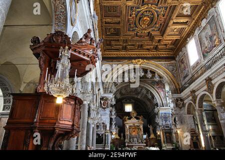 ROMA, ITALIA - 8 APRILE 2012: Interno della Basilica di Santa Maria in Aracoeli a Roma. La famosa chiesa romanica risale al 12 ° secolo. Foto Stock