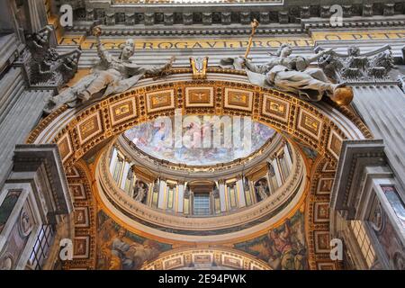 ROMA, ITALIA - 9 APRILE 2012: Basilica di San Pietro all'interno di Roma. È considerato il tempio più importante per la Chiesa cattolica ed è il large Foto Stock