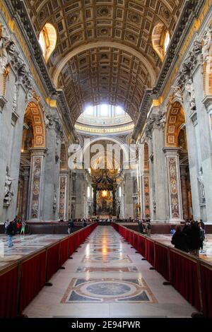 ROMA, ITALIA - 9 APRILE 2012: Basilica di San Pietro all'interno di Roma. E' considerato il tempio più importante per il CH cattolico Foto Stock