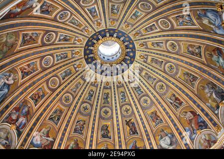 ROMA, ITALIA - 9 APRILE 2012: Cupola della Basilica di San Pietro all'interno di Roma. E' considerato il tempio più importante di Cathol Foto Stock