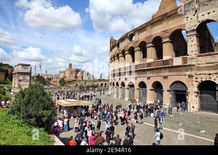 ROMA, ITALIA - 8 APRILE 2012: La gente visita il Colosseo a Roma. Secondo i dati ufficiali Roma è stata visitata da 12.6 milioni di persone nel 2013. Foto Stock