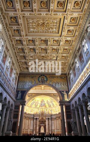 ROMA, ITALIA - 9 APRILE 2012: Vista interna della Basilica Papale di San Paolo fuori le Mura a Roma. La c Foto Stock