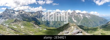 Vista panoramica della strada alpina a serpentina sul monte Grossglockner Da Edelweissspitze in Austria Foto Stock