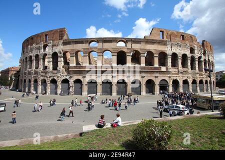 ROMA, ITALIA - 8 APRILE 2012: La gente visita il Colosseo a Roma. Secondo i dati ufficiali Roma è stata visitata da 12.6 milioni di persone nel 2013. Foto Stock