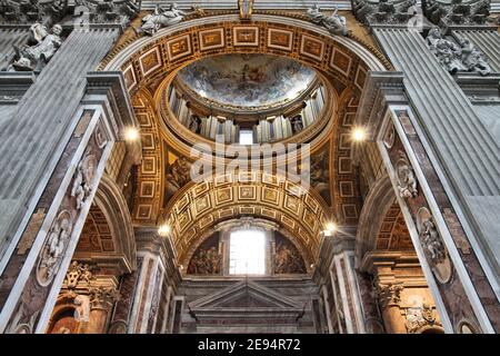 ROMA, ITALIA - 9 APRILE 2012: Basilica di San Pietro all'interno di Roma. È considerato il tempio più importante per la Chiesa cattolica ed è il large Foto Stock