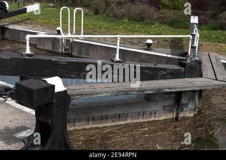 LOCK Gates sullo storico canale di Ashby vicino Moira Furnace Moira Leicestershire.Inghilterra Foto Stock