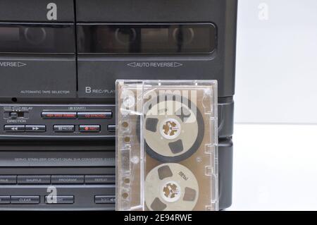 Impianto stereo, dettaglio pulsanti di comando, lettore cd e compartimento per cassette audio cssssete, con nastro metallico davanti, vintage, Brasile, Sud America Foto Stock