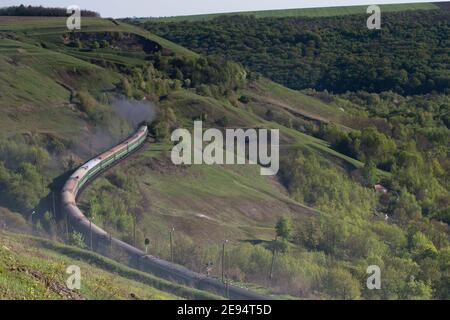 Il treno si trova tra verdi colline. Splendida vista sulla Moldavia. Foto Stock