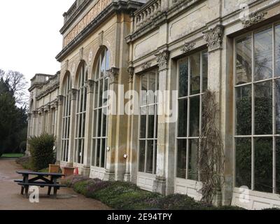 Costruito in pietra calcarea nel 1872, una vista esterna della Orangerie o Palm House nei terreni della tenuta di Castle Ashby nel Northamptonshire. Foto Stock