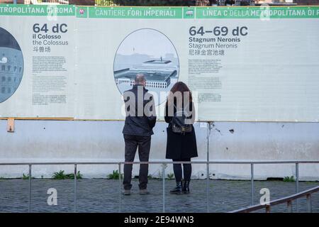 Roma, Italia. 02 febbraio 2021. Persone vicino Colosseo (Foto di Matteo Nardone/Pacific Press) Credit: Pacific Press Media Production Corp./Alamy Live News Foto Stock