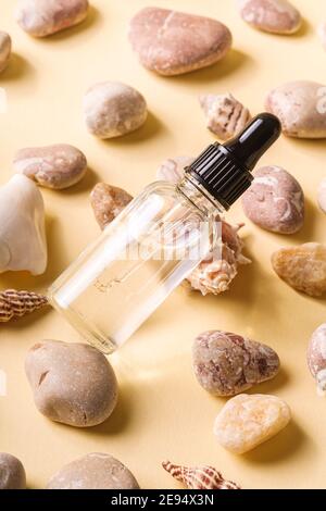 Cura della pelle Essence olio contagocce in bottiglia di vetro su beige sfondo Foto Stock