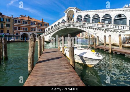 Il Ponte di Rialto sul Canal Grande, uno dei punti di riferimento più visitati di Venezia, Italia Foto Stock