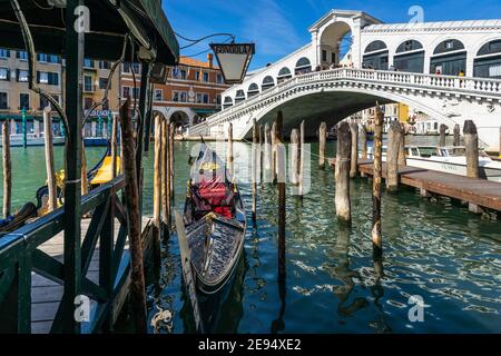 Una gondola ormeggiata vicino al Ponte di Rialto sul Canal Grande, Venezia, Italia Foto Stock