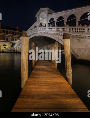 Vista notturna del Ponte di Rialto, uno dei monumenti più famosi di Venezia, Italia Foto Stock