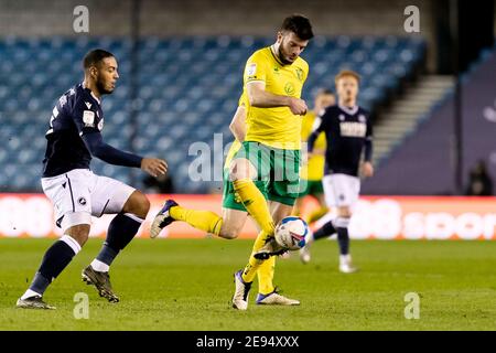 LONDRA, INGHILTERRA. 2 FEBBRAIO: Grant Hanley di Norwich e Jake Cooper di Millwall combattono per la palla durante la partita del campionato Sky Bet tra Millwall e Norwich City al Den, Londra, martedì 2 febbraio 2021. (Credit: Juan Gasparini | MI News) Credit: MI News & Sport /Alamy Live News Foto Stock