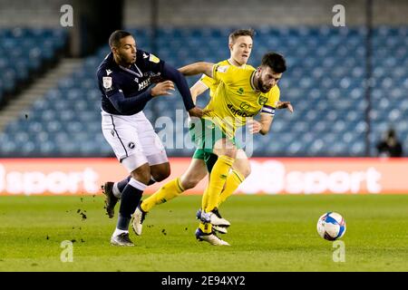 LONDRA, INGHILTERRA. 2 FEBBRAIO: Grant Hanley di Norwich e Jake Cooper di Millwall combattono per la palla durante la partita del campionato Sky Bet tra Millwall e Norwich City al Den, Londra, martedì 2 febbraio 2021. (Credit: Juan Gasparini | MI News) Credit: MI News & Sport /Alamy Live News Foto Stock