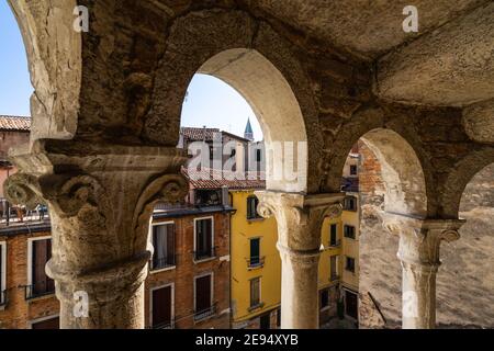 Vista attraverso gli archi della Scala Contarini del Bovolo, un edificio a Venezia famoso per la sua scalinata a chiocciola, Italia Foto Stock