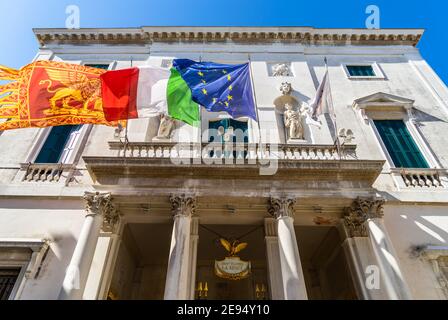 Facciata del Teatro la Fenice, il più iconico teatro italiano e famoso punto di riferimento di Venezia, Italia Foto Stock