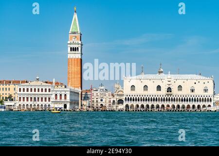 Vista di Venezia in una giornata di sole e limpida con i monumenti più rappresentativi: Il campanile della Basilica di San Marco e il Palazzo Ducale Foto Stock