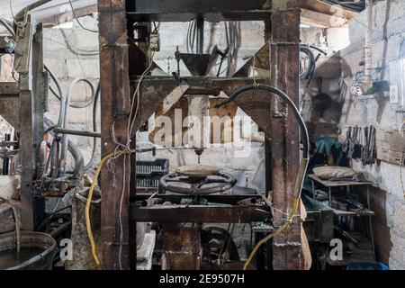 Macchine rustiche per la fusione della plastica e l'iniezione del liquido in getti o stampi. L'immagine è ripresa in un negozio rustico di una Cuba autonoma Foto Stock