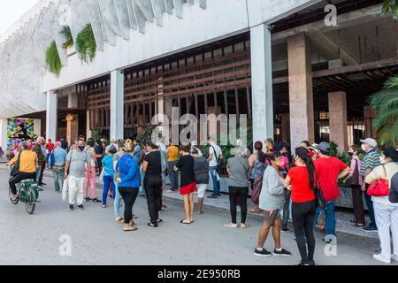 I cubani si schierano per comprare il gelato a El Coppelia a Santa Clara, Cuba. È il tempo del Covid-19 a Santa Clara, Cuba Foto Stock