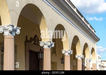 Portico in stile coloniale situato nel Leoncio Vidal Park a Santa Clara, Cuba. Questa zona è un monumento nazionale Foto Stock