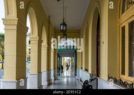 Portico in stile coloniale situato nel Leoncio Vidal Park a Santa Clara, Cuba. Questa zona è un monumento nazionale Foto Stock