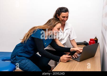 Foto d'inventario del team di lavoro unito di donne felici che lavorano in clinica di fisioterapia. Foto Stock