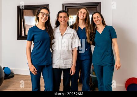 Foto d'inventario del gruppo di lavoro unito di donne felici in clinica di fisioterapia. Foto Stock