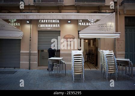 Malaga, Spagna. 2 Feb 2021. Un lavoratore è visto chiudere la caffetteria 'la MalagueÃ±a' durante la chiusura del settore dell'ospitalità e attività non essenziali come parte di un blocco parziale. Per due settimane, oltre al limite di mobilità tra le città, molti comuni e i distretti della Costa del Sol (compresa la capitale di Malaga) dovranno chiudere bar, ristoranti e negozi come misure per frenare la diffusione della pandemia del coronavirus. In Andalusia, Malaga è la città con più infezioni da coronavirus quotidiano e un alto tasso di ricoveri. (Immagine di credito: © immagine di Jesus Merida/SOPA Foto Stock