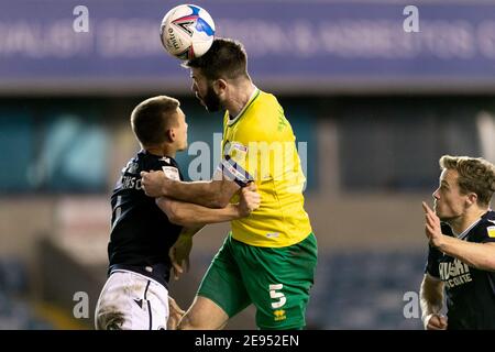 LONDRA, INGHILTERRA. 2 FEBBRAIO: Grant Hanley di Norwich con una testata durante la partita del campionato Sky Bet tra Millwall e Norwich City al Den, Londra, martedì 2 febbraio 2021. (Credit: Juan Gasparini | MI News) Credit: MI News & Sport /Alamy Live News Foto Stock