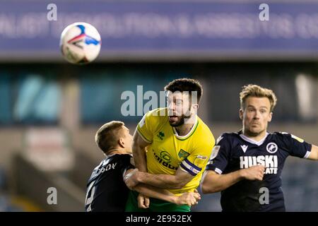 LONDRA, INGHILTERRA. 2 FEBBRAIO: Grant Hanley di Norwich con una testata durante la partita del campionato Sky Bet tra Millwall e Norwich City al Den, Londra, martedì 2 febbraio 2021. (Credit: Juan Gasparini | MI News) Credit: MI News & Sport /Alamy Live News Foto Stock