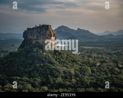 Vista su Lions Rock Sigiriya da fronte Rock Pidurangala. Shot orizzontale. Sri Lanka, Asia. Foto Stock
