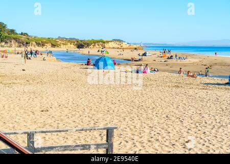 Santa Cruz, California, Stati Uniti d'America - 18 gennaio 2021: Spiaggia a Santa Cruz, California, come visto dal lungomare sulla festa di Marin Luther King. Alcune persone Foto Stock