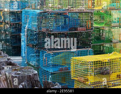 Trappole per aragoste accatastate l'una sull'altra su un molo a Portland, Maine. Foto Stock