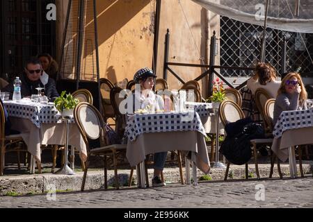 Roma, Italia. 02 febbraio 2021. La gente mangia in un ristorante in Piazza Navona a Roma il 2 febbraio 2021. (Foto di Matteo Nardone/Pacific Press/Sipa USA) Credit: Sipa USA/Alamy Live News Foto Stock