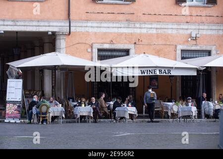 Roma, Italia. 02 febbraio 2021. La gente mangia in un ristorante in Piazza Navona a Roma il 2 febbraio 2021. (Foto di Matteo Nardone/Pacific Press/Sipa USA) Credit: Sipa USA/Alamy Live News Foto Stock