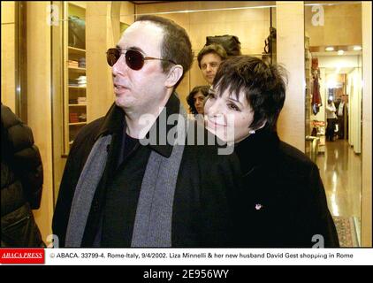 © ABACA. 33799-4. Roma-Italia, 9/4/2002. Liza Minnelli e il suo nuovo marito David Gest a Roma Foto Stock