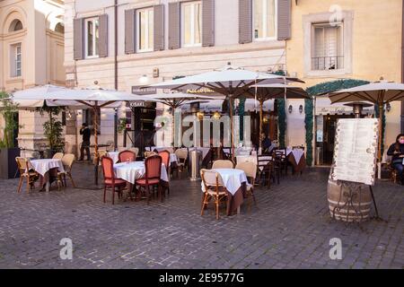 Roma, Italia. 02 febbraio 2021. Ristorante aperto vicino a piazza Montecitorio a Roma il 2 febbraio 2021. (Foto di Matteo Nardone/Pacific Press/Sipa USA) Credit: Sipa USA/Alamy Live News Foto Stock