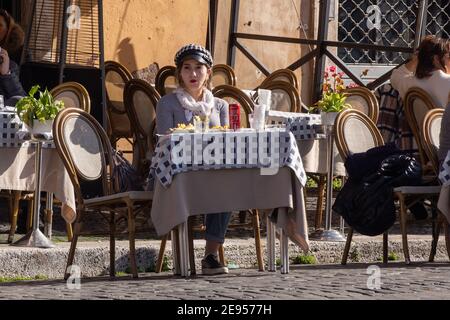 Roma, Italia. 02 febbraio 2021. La ragazza mangia in un ristorante di Piazza Navona a Roma il 2 febbraio 2021. (Foto di Matteo Nardone/Pacific Press/Sipa USA) Credit: Sipa USA/Alamy Live News Foto Stock